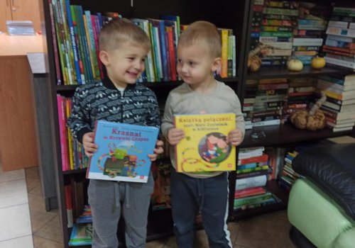 Grono czytelników chęcińskiej biblioteki poszerzyło się o kolejne dzieci
